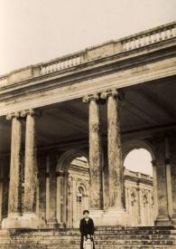 Portada:Plano general de Aniela Rubinstein y Eva Rubinstein posando en una plaza con columnas y escalinatas
