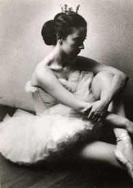 Portada:Plano medio de Eva Rubinstein (perfil derecho) posando con el traje de ballet