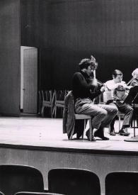 Portada:Plano general Arthur Rubinstein sentado al piano y el Cuarteto Guarneri en el escenario durante un ensayo
