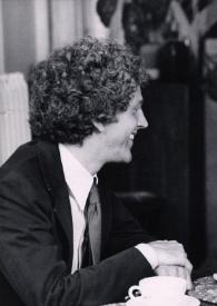 Portada:Plano general John Rubinstein (perfil derecho) sentado en una mesa riendo con Arthur Rubinstein