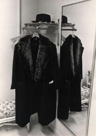Portada:Plano general del abrigo y el sombrero de Arthur Rubinstein colgados en un perchero