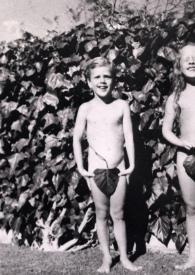 Portada:Plano general de John Rubinstein y Alina Rubinstein posando desnudos tapándose co dos grandes hojas de parra, imitando a Adán y Eva en el Paraíso