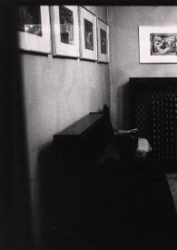 Portada:Plano general de Arthur Rubinstein sentado junto a una mesa baja haciendo que toca el piano sobre la mesa, ensayando antes del concierto