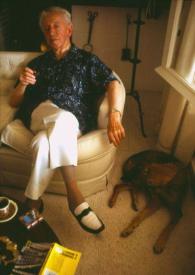 Portada:Plano general de Arthur Rubinstein sentado en un sillón con las piernas cruzadas, fumando un puro. Junto a él, Café, el perro de la familia Rubinstein descansa en el suelo