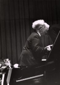Portada:Plano medio de Arthur Rubinstein (perfil derecho) estrechando la mano a George Szell junto al piano