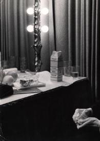 Portada:Plano medio de Arthur Rubinstein (medio perfil izquierdo) comiendo un sandwich, con un poco de leche, en los bastidores