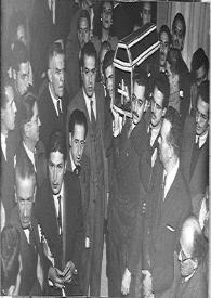Más información sobre Fotografía de periodistas e historiadores conduciendo la urna con los restos mortales de Hernán Cortés