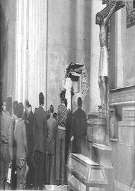 Más información sobre Fotografía de un grupo de personas en la Iglesia de Jesús, en México, viendo sacar los restos mortales de Hernán Cortés