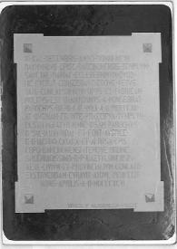 Portada:Fotografía de la inscripción contemporánea en latín que ha de ser colocada en la reedificada iglesia parroquial de Badalona