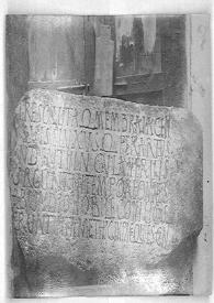 Portada:Fotografía de una inscripción romana hallada en Alburquerque