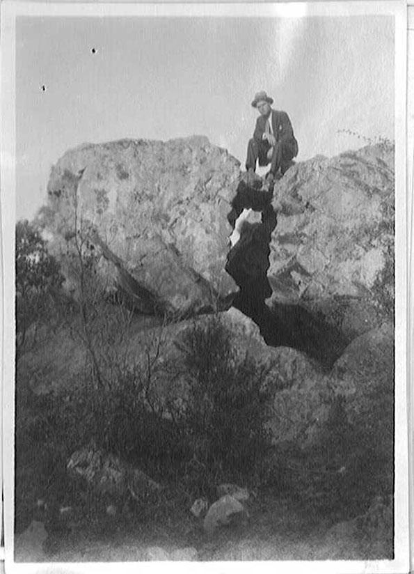 Fotografía de un dolmen (detalle). | Biblioteca Virtual Miguel de Cervantes
