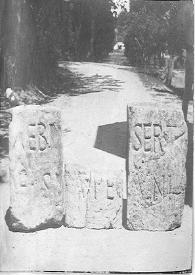 Portada:Fotografía de tres fragmentos de inscripciones romanas procedentes de Asta Regia.