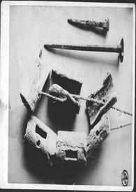 Portada:Fotografía de dos clavos y varios objetos de hueso o marfil procedentes de la necrópolis fenicia de Cádiz.