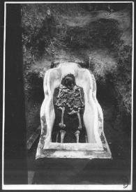 Portada:Fotografía del sarcófago antropoide fenicio con la inhumación en su interior.