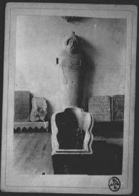 Portada:Fotografía del sarcófago antropoide fenicio instalado en el Museo Arqueológico de Cádiz.