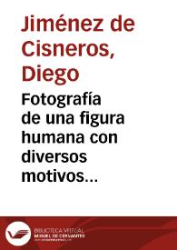 Fotografía de una figura humana con diversos motivos animales y vegetales labrados en piedra caliza falsa. | Biblioteca Virtual Miguel de Cervantes