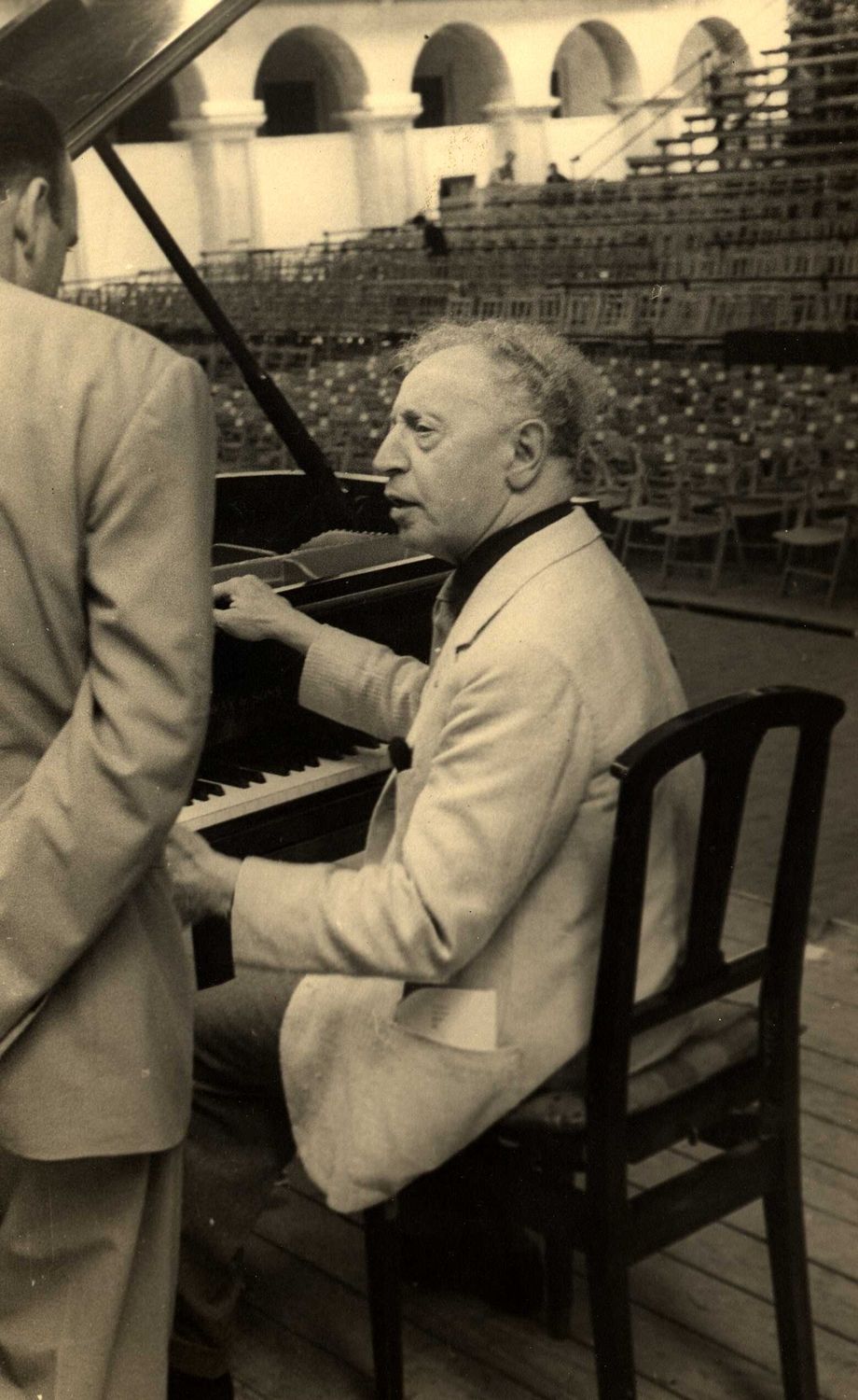 Prevalecer preferible Consejo Plano general de Arthur Rubinstein sentado al piano hablando con un hombre  | Biblioteca Virtual Miguel de Cervantes